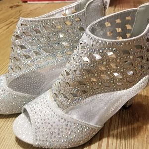 Pierre Dumas Silver Rhinestone shoes size 6.5